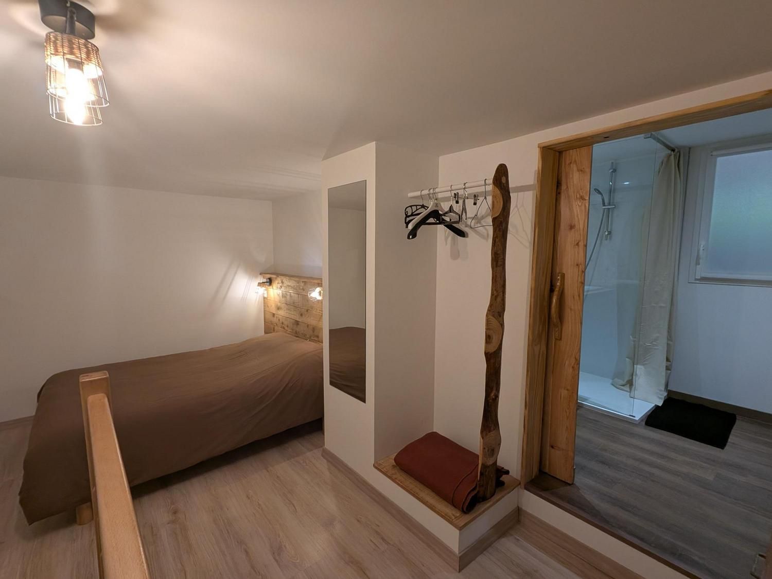 Une chambre double, la salle d'eau à côté