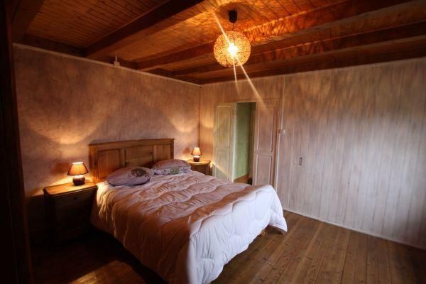 Une chambre double sous le plafond de bois