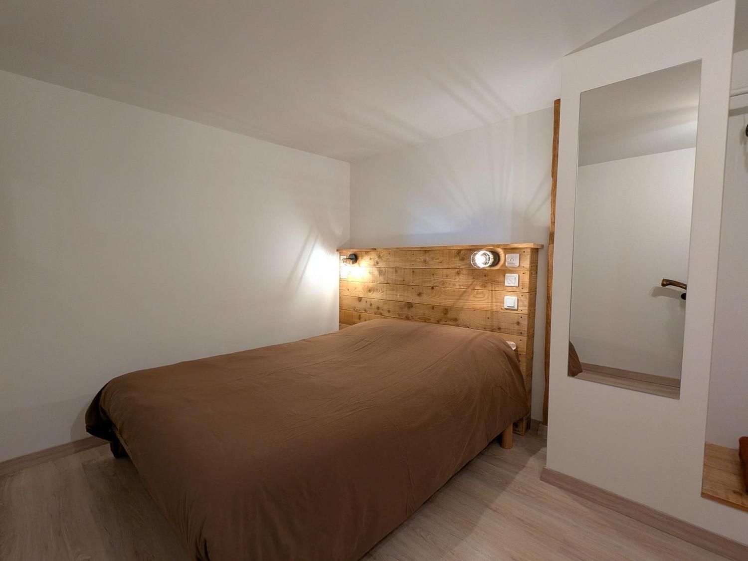 Une chambre double, tête de lit en bois