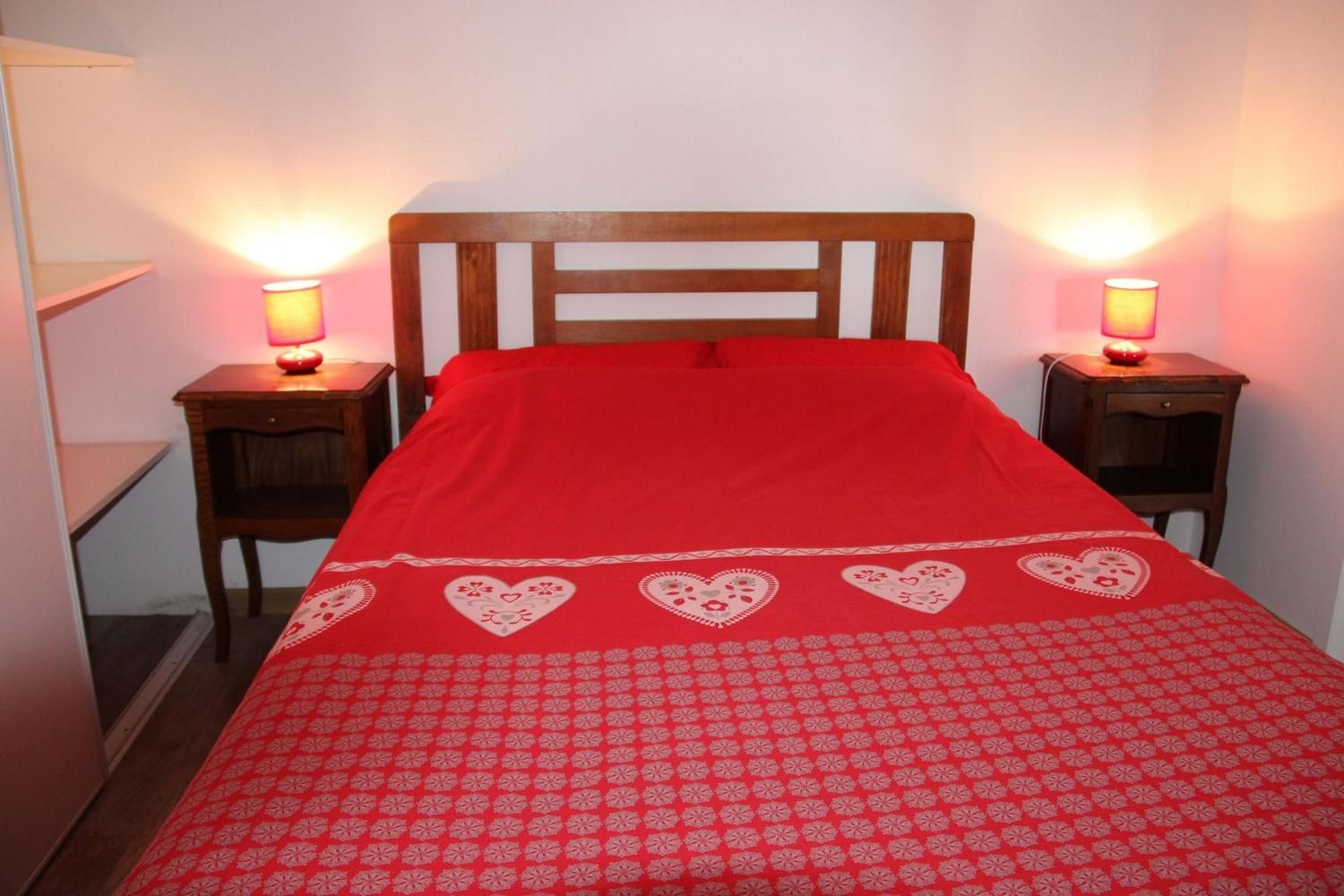 Une chambre double, linge rouge à cœurs