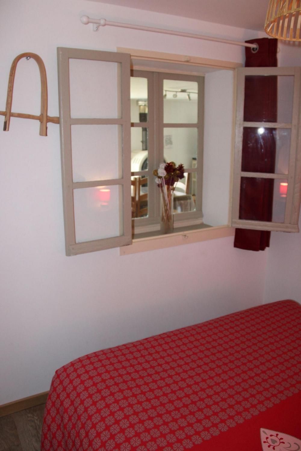 Une chambre double, fenêtre ouverte
