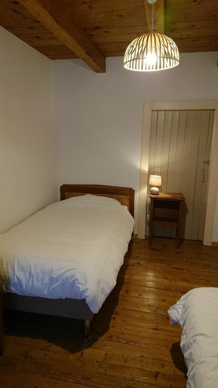 Une chambre à lits simples