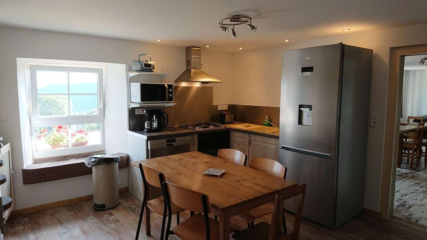 La cuisine et sa table en bois