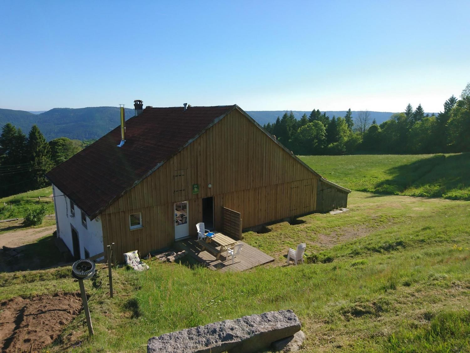 La ferme vue du haut du pré, la vallée au loin