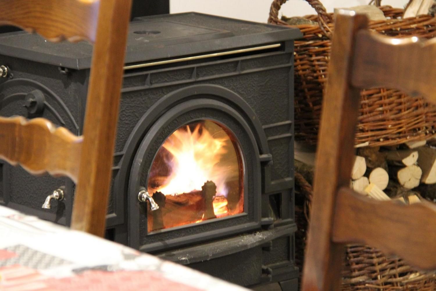 Le feu dans le poêle en fonte