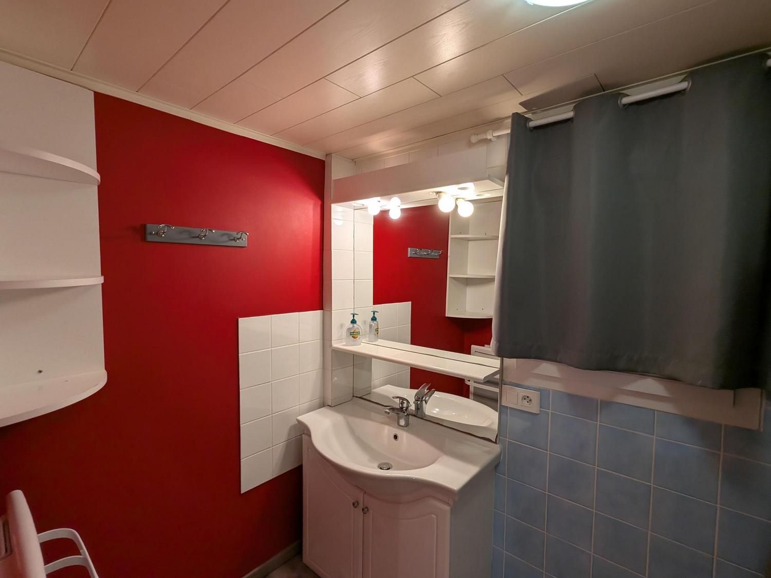 La salle de bain, côté lavabo