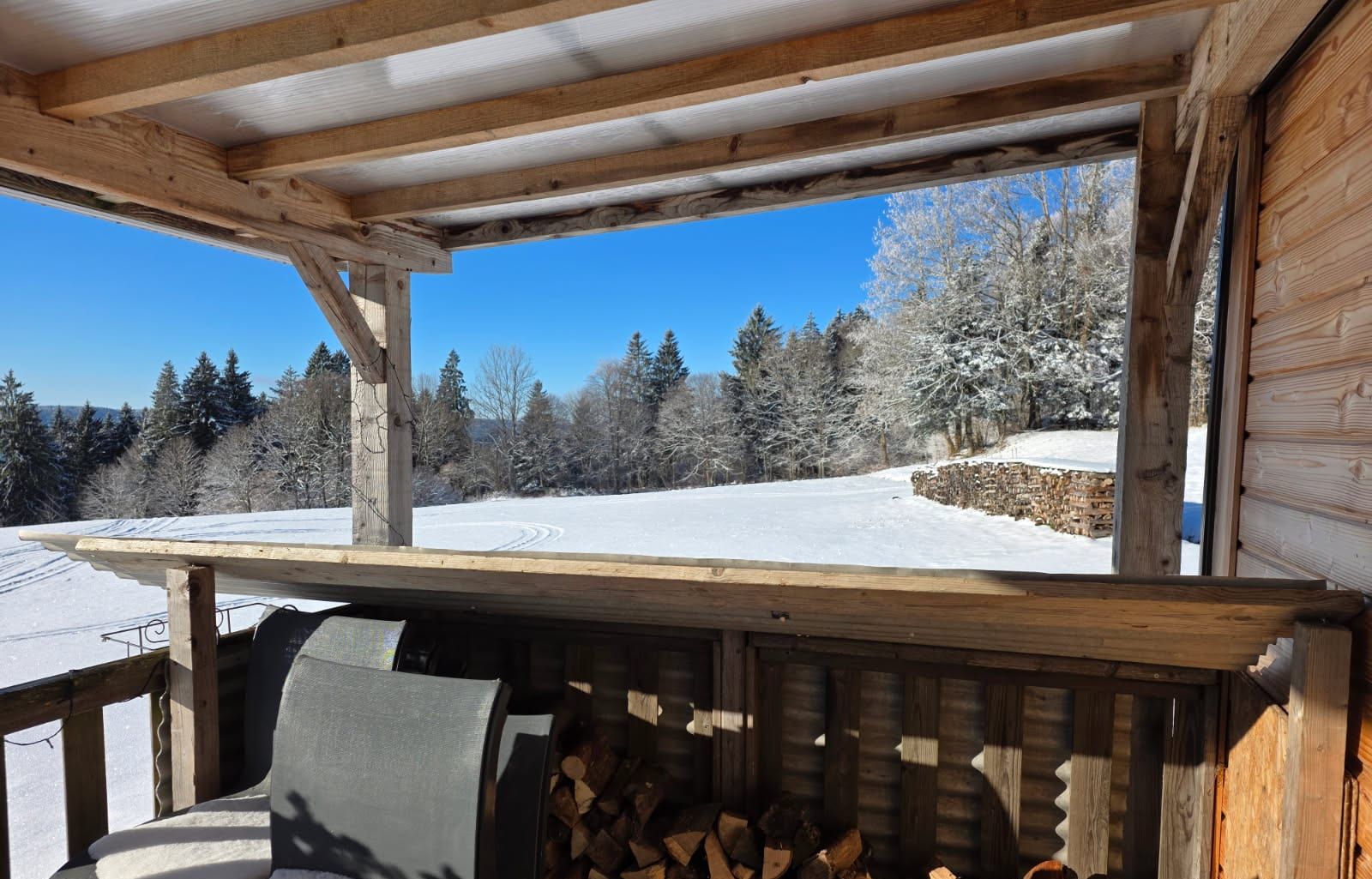 La terrasse et sa réserve de bois