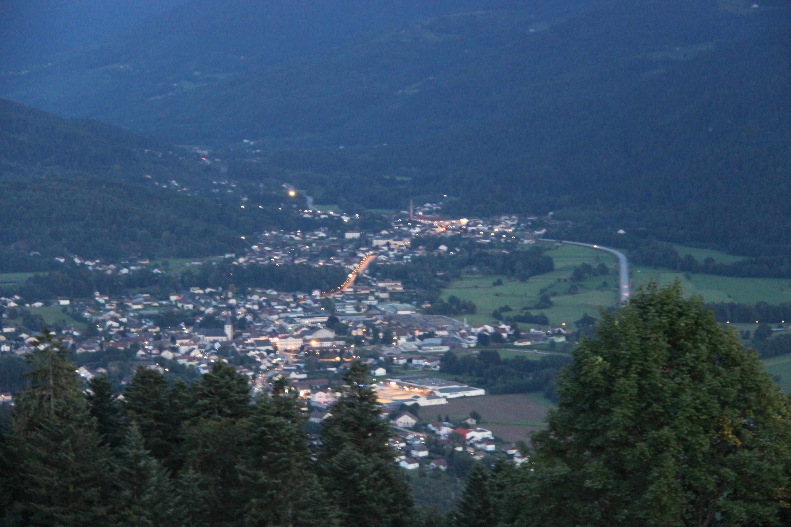 La vallée qui s'allume à l'heure bleue
