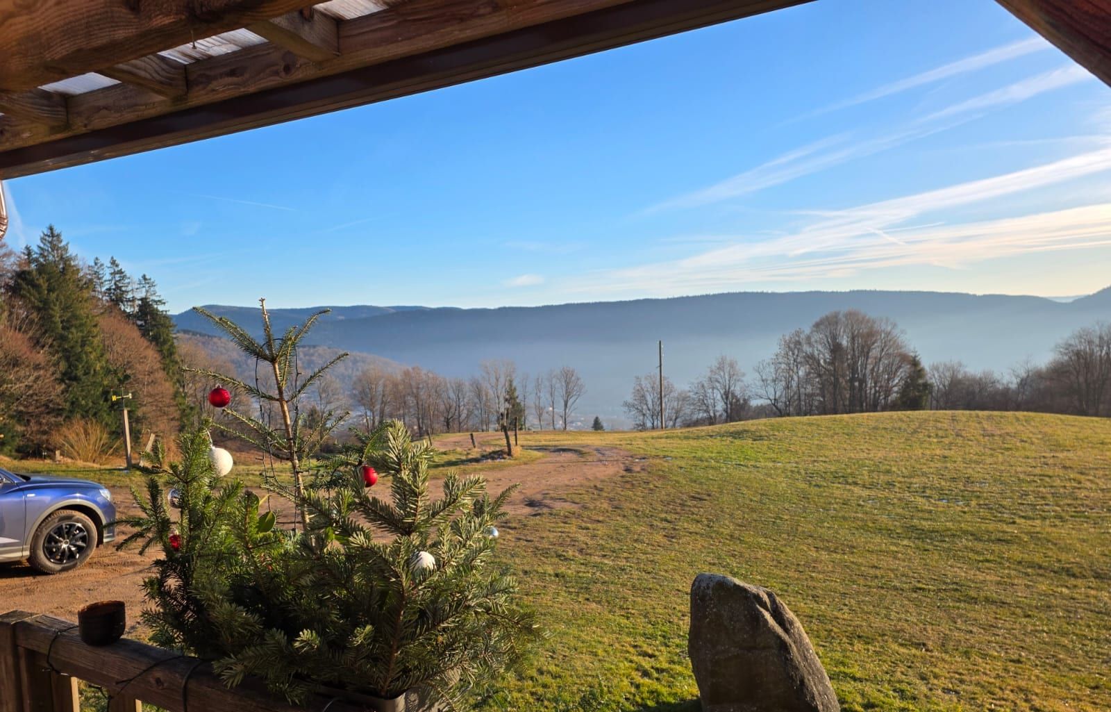 La vue de la terrasse sur le pré et la vallée